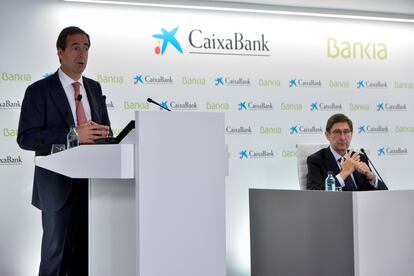 El presidente de Bankia, que será presidente ejecutivo de la nueva entidad, José Ignacio Goirigolzarri (derecha), y del consejero delegado de CaixaBank, Gonzalo Gortázar. EFE/David Campos