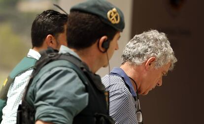 El presidente de la federación española de fútbol, durante su detención.