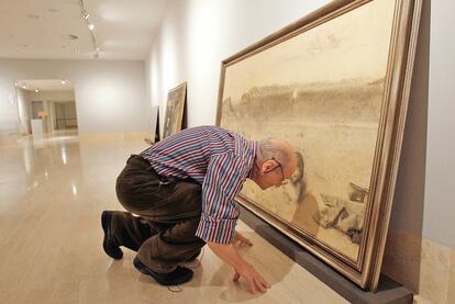 El pintor Antonio López observa uno de sus cuadros, en la exposición del Museo Nacional Thyssen, en 2016.