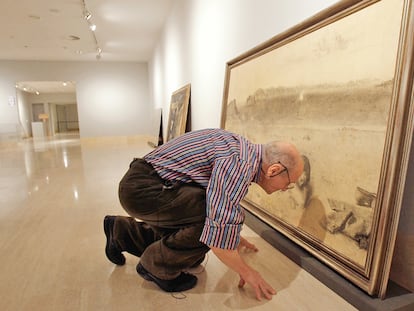 El pintor Antonio López observa uno de sus cuadros, en la exposición del Museo Nacional Thyssen, en 2016.