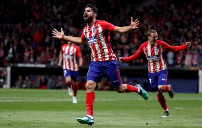 Diego Costa celebra su gol, ayer en Madrid.