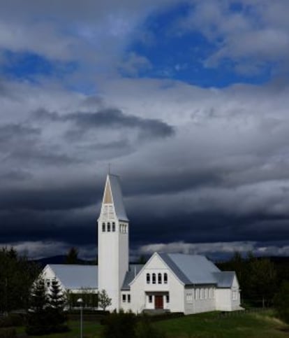 Iglesia de Selfoss, en Islandia, donde se encuentra la tumba de Bobby Fischer.