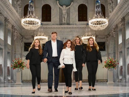 La familia real holandesa al completo en una imagen que algunos medios han comparado con algunas protagonizadas por las actrices de la serie 'Sexo en Nueva York'. De izquierda a derecha la princesa Ariane, de 11 años, el rey Guillermo, la princesa Alexia, de 12 años, la reina Máxima y la heredera del trono holandés, Amalia de 14 años de edad.