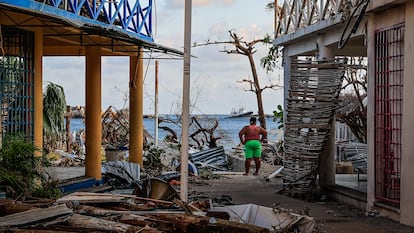 Una mujer observa las consecuencias del paso del huracán Otis en el balneario de Acapulco, en el estado de Guerrero (México), el pasado 31 de octubre.