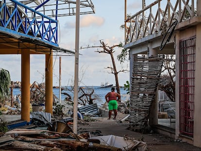 Una mujer observa las consecuencias del paso del huracán Otis en el balneario de Acapulco, en el estado de Guerrero (México), el pasado 31 de octubre.