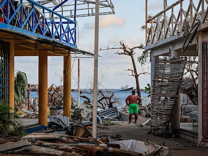 Una persona observa los destrozos de una zona afectada por el huracán Otis el 28 de noviembre Acapulco, en el Estado de Guerrero (México).