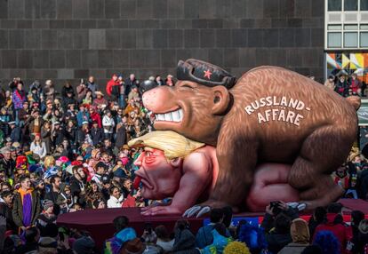 Las figuras de Donald Trump y un oso ruso en el Rose Monday Parade, Dusseldorf (Alemania). 