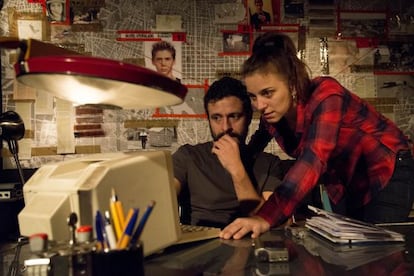 Nausicaa Bonnín, que encarna a una administrativa, e Isak Férriz, protagonista masculino de la obra.
