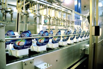 Fábrica de envasado de queso.