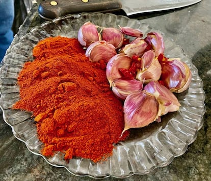 Ajos, guindilla y pimentón, ingredientes básicos del