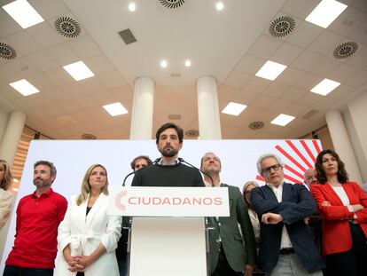 El secretario general de Ciudadanos, Adrián Vázquez (centro), junto a la líder del partido, Patricia Guasp (tercera por la izquierda), durante la rueda de prensa ofrecida tras la reunión del Comité Nacional, este martes, en la sede del partido en Madrid.