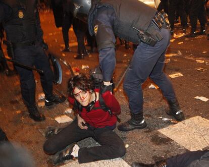 Un herido durante los enfrentamientos de la policía con manifestantes tras la huelga general del 14-N en Madrid