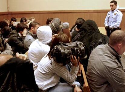 Algunos de los acusados, en las primeras filas de la sala de vistas, durante el juicio de ayer.