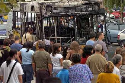 Autobús quemado ayer por los radicales en el barrio de Cruces, en Barakaldo (Vizcaya).
