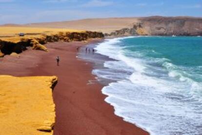 Arenal de Playa Roja, en la reserva nacional de Paracas, bañada por el Pacífico.