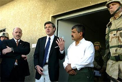 Bremer, durante la inauguración de la cárcel de Al Karj, en Bagdad.