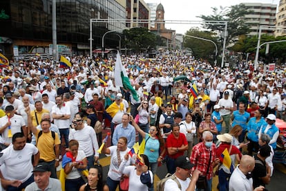 Las marchas fueron creciendo durante la mañana en Bogotá, en Cali y especialmente en Medellín, el bastión uribista y de la derecha en el que se vivieron algunos momentos tensos. En la imagen, miles de manifestantes marchan sobre una avenida de Medellín. 