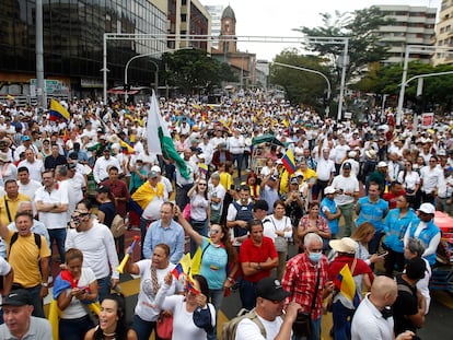 Una manifestación en contra del Gobierno recorre las calles de Medellín, en febrero de 2023.