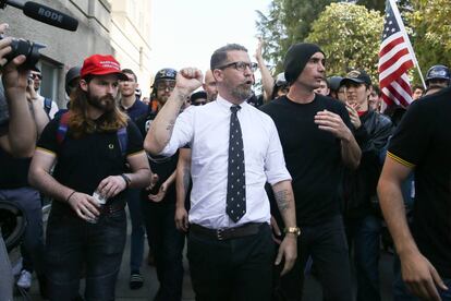 Gavin McInnes levanta el puño en una protesta.