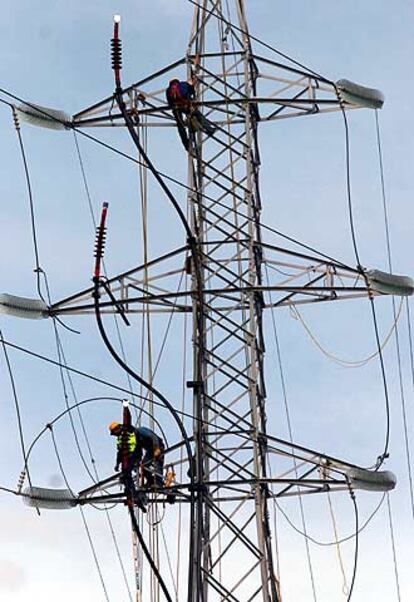 Un operario repara una torre eléctrica en la ciudad de Santa Cruz de Tenerife.