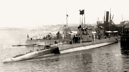 Botadura del submarino B-6, en los años veinte. 