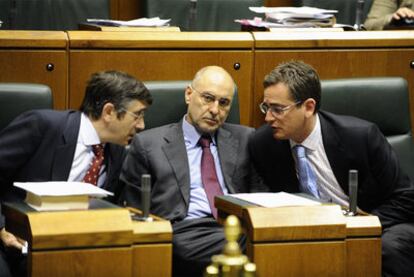 López (a la izquierda) habla con Basagoiti en presencia del consejero de Interior, Rodolfo Ares, en un pleno del Parlamento.