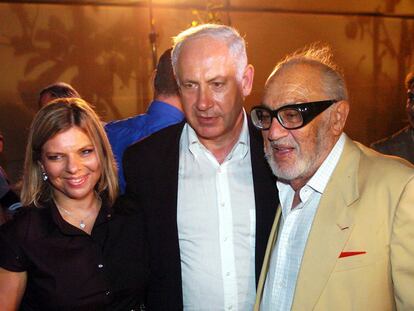 Sammy Ofer, a la derecha, junto con Benyamin Netanyahu y su esposa, Sara, en 2007.