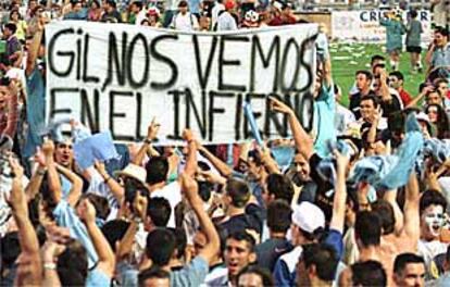 Los seguidores del Polideportivo Ejido celebran el ascenso en el césped de su estadio.