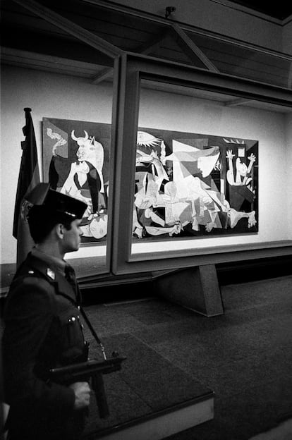 El 'Guernica', de Pablo Picasso, recién llegado a España, protegido por una urna blindada en su presentación en el Casón del Buen Retiro de Madrid el 23 de octubre de 1981.