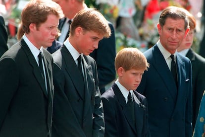 En 1997, de luto, los prncipes Harry y William acuden junto a su padre al funeral por Lady Di.?