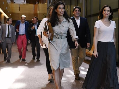 La líder de Vox en Madrid y la candidata a la presidencia de la Comunidad de Madrid, Isabel Diaz Ayuso, en la Asamblea el pasado 26 de julio.