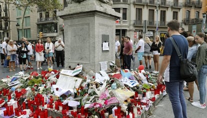 Memorial con flores a las v&iacute;ctimas de atentado terrorista, situado al comienzo de las Ramblas de Barcelona.