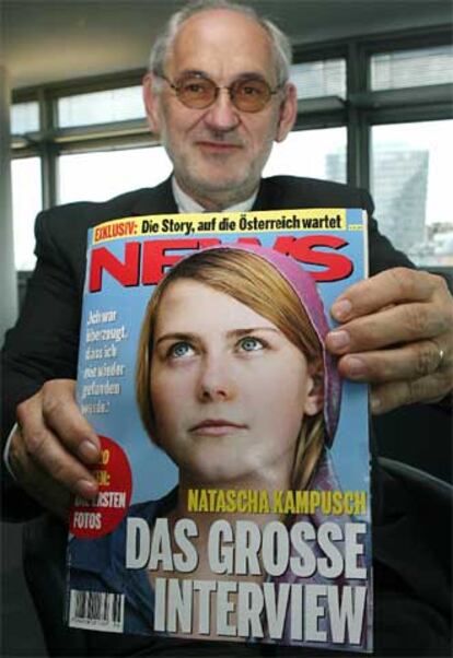 El editor de la revista austriaca "News" muestra el número que ha salido hoy a la venta con la imagen de Natascha Kampusch.