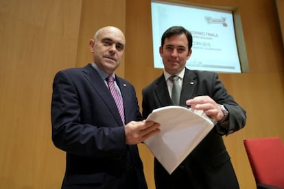 Tomás del Hierro, a la izquierda, y Asier Abaunza en la presentación del dispositivo para el fin de semana en Bilbao.