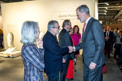 El rey Felipe saluda a Jaume Plensa, artista protagonista del stand de EL PAÍS en Arco. 