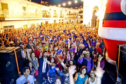 La Nochevieja de agosto de Bérchules (Granada).
2 de agosto. En la Nochevieja de 1994 se produjo un apagón en Bérchules que dejó a los vecinos tomándose las doce uvas a la luz de las velas. Hartos de los fallos en el suministro eléctrico, que llevaban tiempo sufriendo, se reunieron para abordar el problema. Allí, un empresario dijo, a modo de broma, que habría que celebrar la Nochevieja en agosto, a lo que un periodista reaccionó retando a los presentes: “No sois capaces de hacerlo”. Sí que fueron. Bérchules tuvo su Nochevieja estival el primer sábado de agosto de 1995, como manera de reclamar soluciones a la compañía eléctrica. Pero fue tal la repercusión de su iniciativa que la cita se ha mantenido. Así que el próximo 2 de agosto sacará los belenes, las uvas, el champán, los mantecados, el turrón, el anís, cantará villancicos, se adornará con nieve artificial y organizará su cabalgata de Reyes Magos. En 2020, la Junta de Andalucía la declaró fiesta de interés turístico.