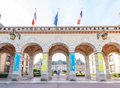 Arcos de la residencia André Honnorat y puerta de entrada a la Cité Université en el Boulevard Jourdan.