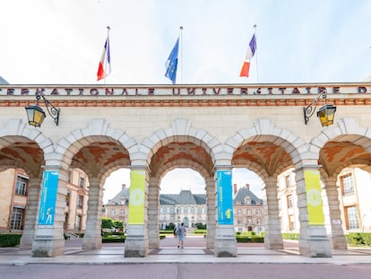 Arcos de la residencia André Honnorat y puerta de entrada a la Cité Université en el Boulevard Jourdan.