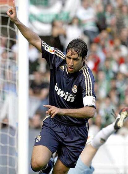 Raúl celebra su gol, el primero del Madrid y el 17º que consigue en la Liga.