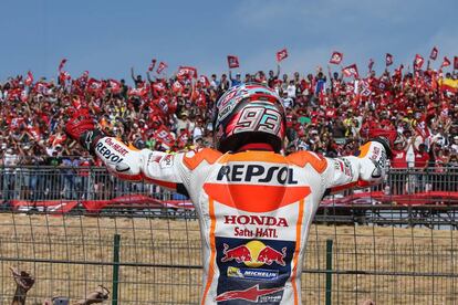 Marc Márquez celebra la victoria ante la grada de su club de fans en Alcañiz.