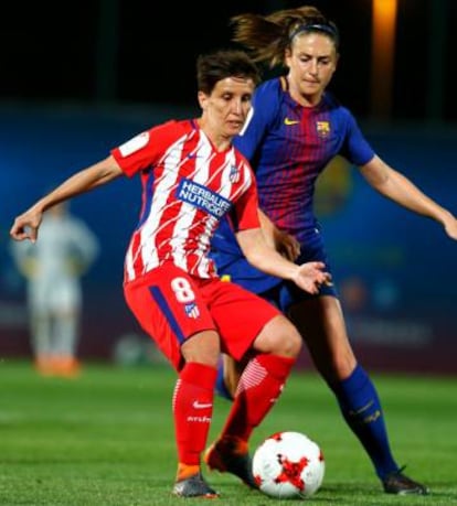 Sonia Berm&uacute;dez defiende la pelota ante la defensa del Barcelona.