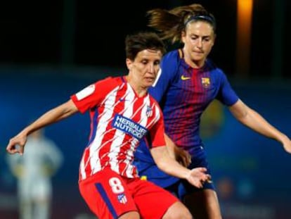 Sonia Berm&uacute;dez defiende la pelota ante la defensa del Barcelona.