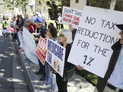 Unos manifestantes, el martes en California, defienden la reforma sanitaria de Obama