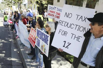 Unos manifestantes, el martes en California, defienden la reforma sanitaria de Obama