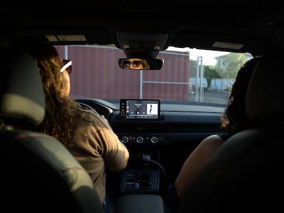Las maestras Ingrid Villeda y Olga recorren las calles del sur de Los Ángeles buscando agentes del ICE.