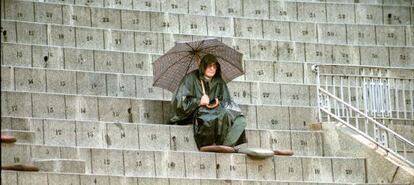 Joaquín Vidal, con capa y paraguas bajo la lluvia, en la plaza de toros de Las Ventas durante la corrida de Roberto Escudero, El Doctor y Miguel Ángel de la Feria de Otoño.