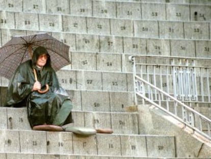 Joaquín Vidal, con capa y paraguas bajo la lluvia, en la plaza de toros de Las Ventas durante la corrida de Roberto Escudero, El Doctor y Miguel Ángel de la Feria de Otoño.