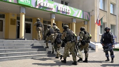 Agentes de la policía acceden al colegio tras el tiroteo, este martes en Kazán.