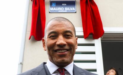 Mauro Silva posa al pie de la placa de su calle en A Coruña.