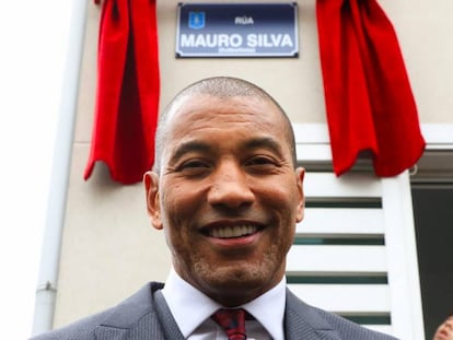 Mauro Silva posa al pie de la placa de su calle en A Coruña.